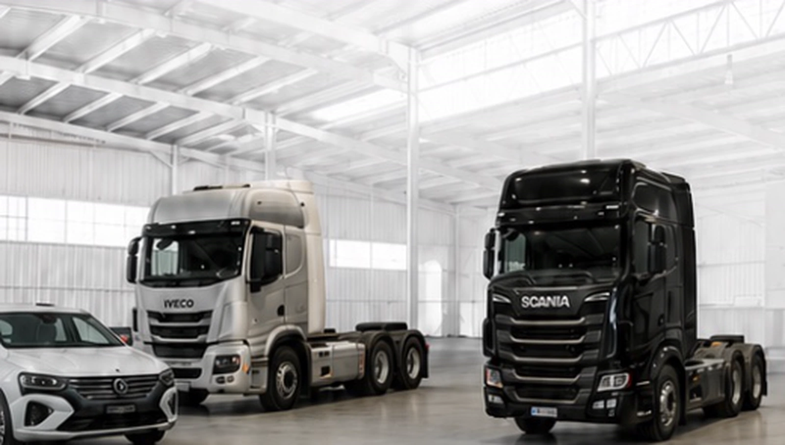 Caminhões Iveco e Scania na estrutura da Sthylluz